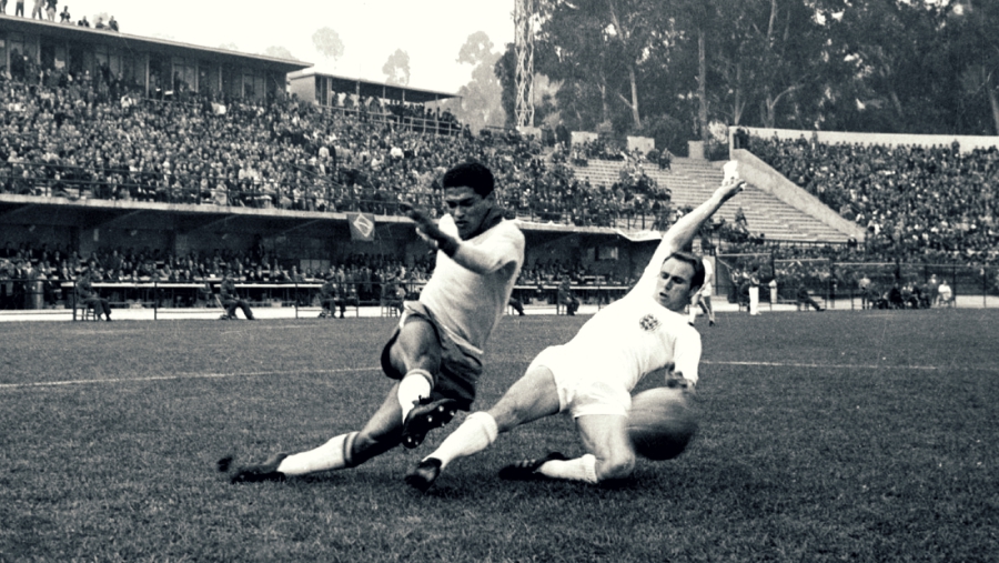 O «βασιλιάς της ντρίπλας»: Όταν ο Γκαρίντσα έκανε τους πάντες να χορέψουν σάμπα! (video)