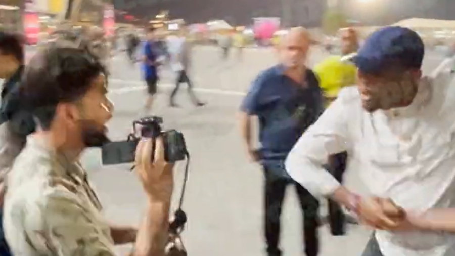 Εκτός εαυτού ο Ετό: Κλώτσησε οπαδό έξω από τα γήπεδα του Κατάρ! (video)