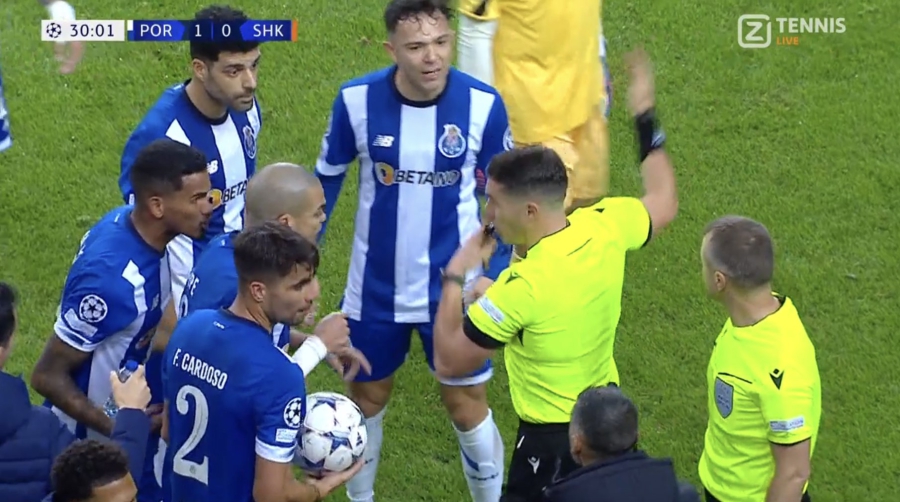 Έξαλλοι στην Πόρτο: Ο επόπτης έδειξε οφσάιντ, οι παίκτες σταμάτησαν, η Σαχτάρ σκόραρε και το VAR είπε… γκολ! (video)