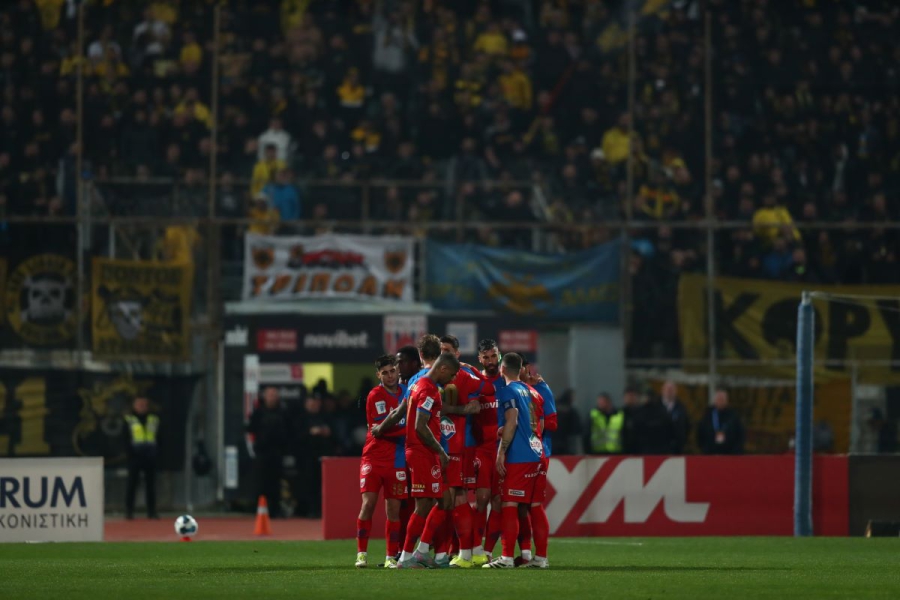 VAR, ισοπαλία και κοπάνα: Διά πυρός και... Ρέλβας απόδραση η ΑΕΚ - Στο 98' «γαντζώνεται» στην κορυφή!