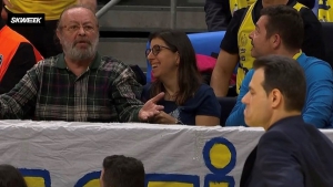 Φενέρμπαχτσε - Ολυμπιακός: Φίλαθλος της Φενέρ «την είπε» στον Ιτούδη στο τέλος του ημιχρόνου. Η αντίδραση του Έλληνα κόουτς (video)