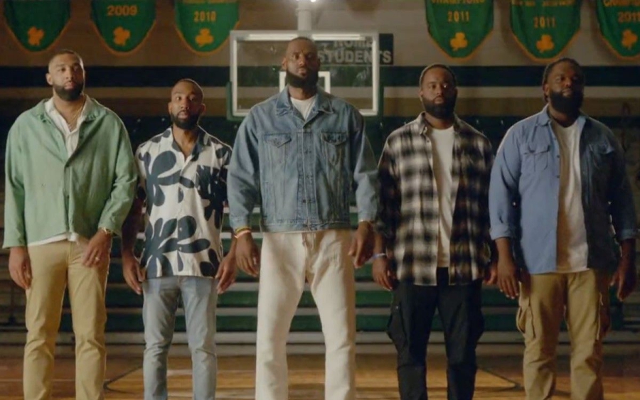 Πώς ερωτεύτηκε ο Λεμπρόν τη... σπυριάρα: Όλα στο trailer του Shooting Stars! (video)