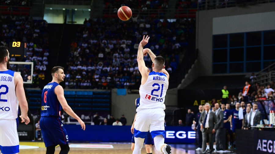 Ελλάδα – Σερβία: Ασύλληπτο τρίποντο του Μωραΐτη - Το... έσταξε από τα 24 μέτρα! (video)