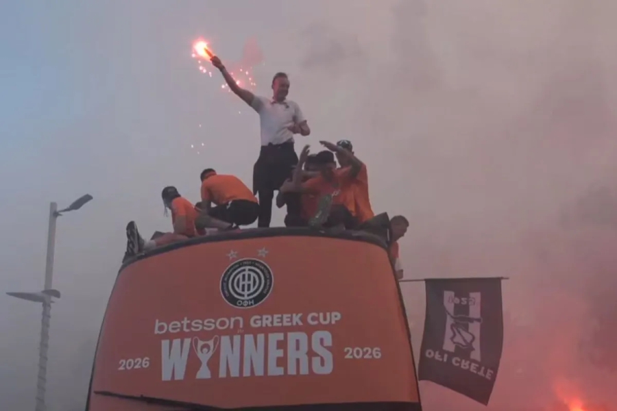 ΟΦΗ: Ο Κόντης άναψε πυρσό, σήκωσε το Κύπελλο στο δημαρχείο του Ηρακλείου και ζήτησε γεμάτο γήπεδο την Κυριακή!(videos)
