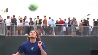 Τσιτσιπάς: Ο Στέφανος «μάγεψε» με τα ποδοσφαιρικά του κόλπα και ο Τιμ τάγκαρε στα σχόλια τον... Χαριστέα!