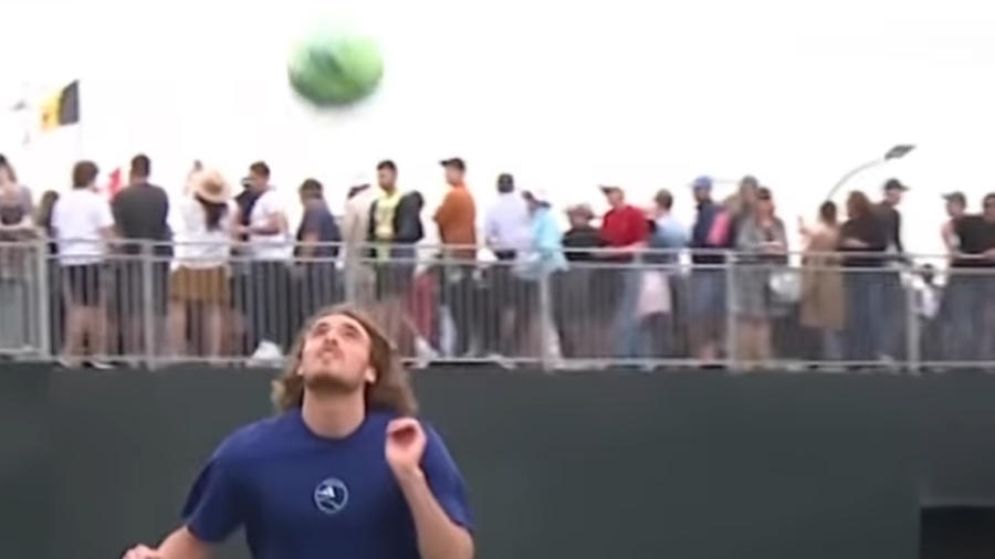 Τσιτσιπάς: Ο Στέφανος «μάγεψε» με τα ποδοσφαιρικά του κόλπα και ο Τιμ τάγκαρε στα σχόλια τον... Χαριστέα!