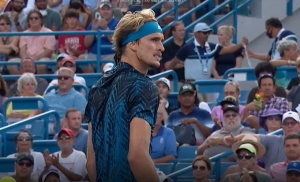 Απίστευτο σκηνικό! Ο Ζβέρεφ διαμαρτυρήθηκε στον διαιτητή για επικοινωνία του Στέφανου μέσω μηνυμάτων με τον πατέρα του! (video)