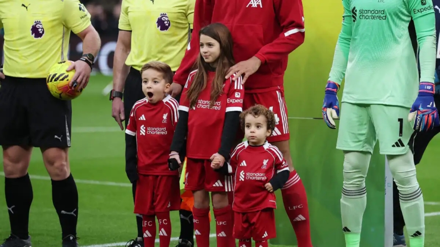 Ρίγος συγκίνησης στο Άνφιλντ, οι γιοι του Ντιόγκο Ζότα συνόδευσαν τις μασκότ πριν την έναρξη του αγώνα!