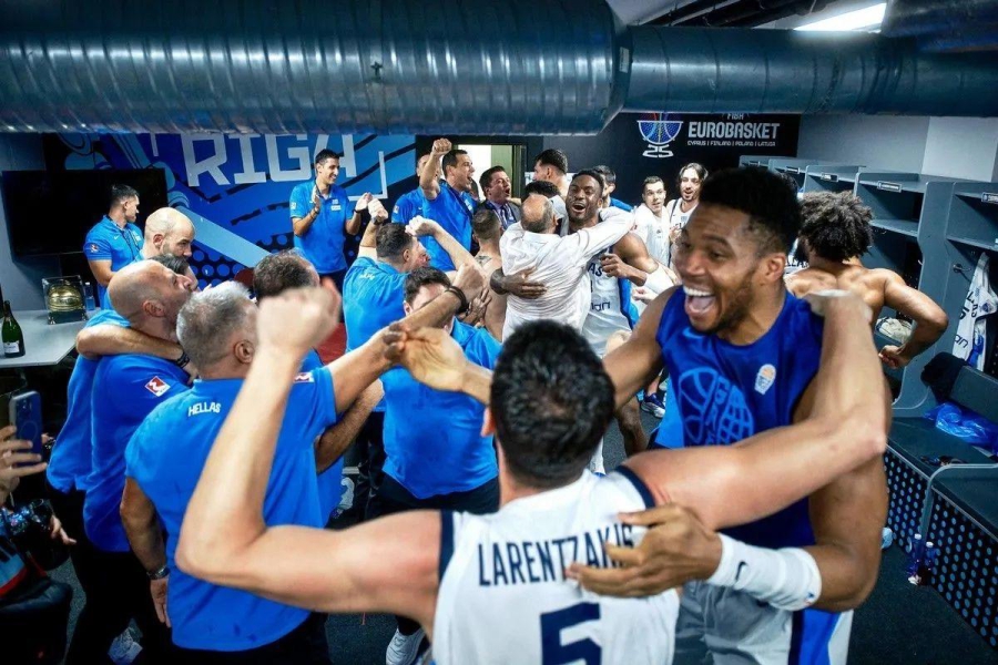 Γιορτή στα αποδυτήρια της Εθνικής – Όλοι μαζί, αγκαλιασμένοι με χαμόγελα και μετάλλια! (video)