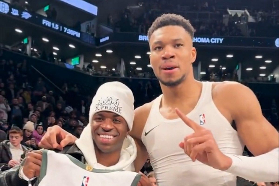 Ο Αντετοκούνμπο χάρισε στον Βινίσιους μία υπογεγραμμένη φανέλα και τον αποκάλεσε «Νο1»