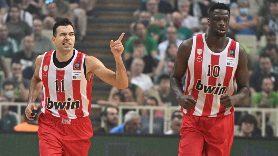 Παράσταση τίτλου στο ΟΑΚΑ, ο Ολυμπιακός αγκαλιά με το πρωτάθλημα 2-0 τον Παναθηναϊκό, που κατέρρευσε στο 2ο ημίχρονο (video)