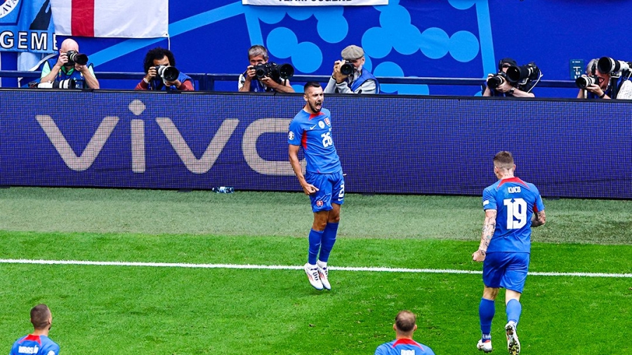 Τρομερά κενά η Αγγλία, προηγείται η Σλοβακία στο μισάωρο, ξανά με τον Σρανζ! (video)