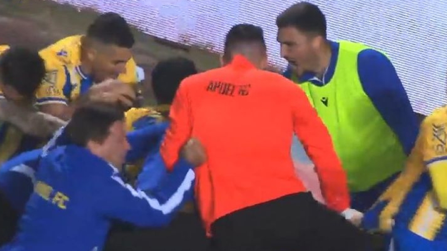 Κροτίδα, ρίψη αντικειμένων και τελικά νίκη για ΑΠΟΕΛ με… buzzer-beater, στο ντέρμπι με την Ανόρθωση! (video)