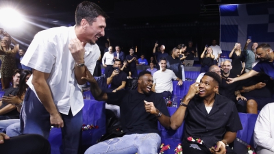 Εθνική: Το «έκαψε» με χορό και τραγούδια! (vid)