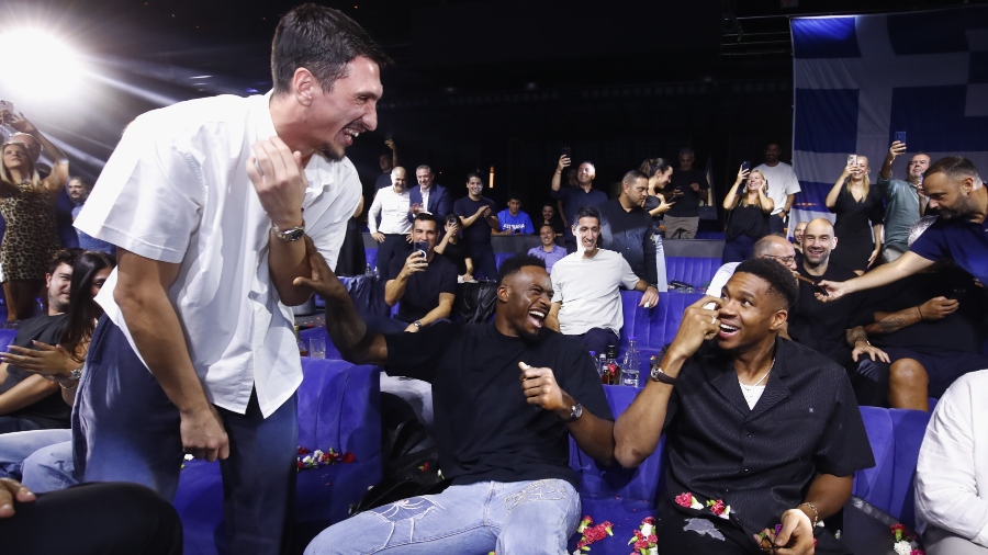 Εθνική: Το «έκαψε» με χορό και τραγούδια! (vid)