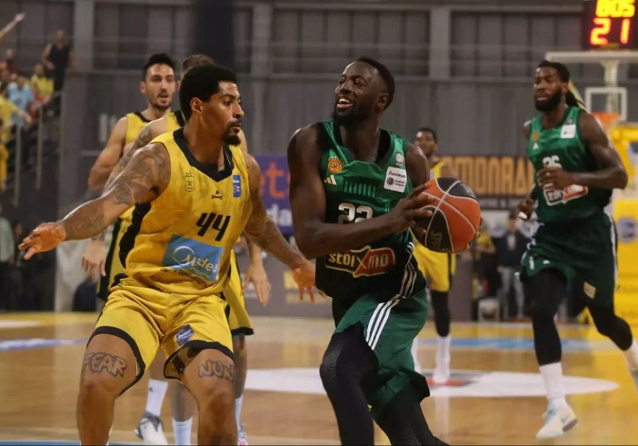 Δυσκολεύεται αλλά… καθαρίζει το «Τριφύλλι» για το ταμείο στο Pamestoixima!