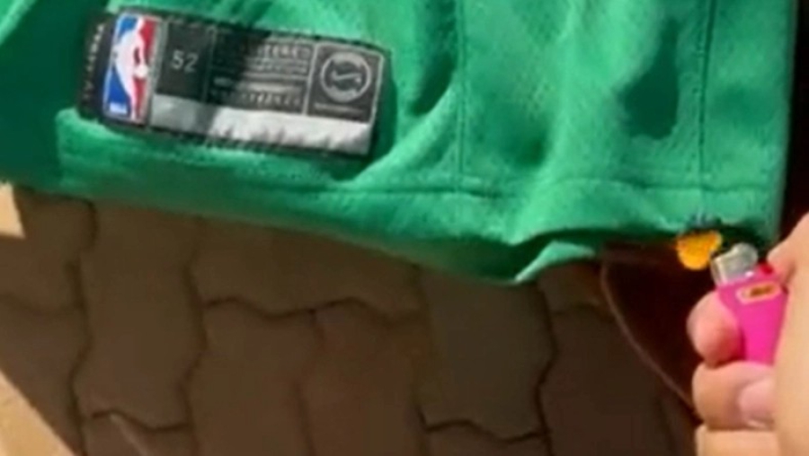 Ο Νικ Κύργιος έκαψε φανέλα των Σέλτικς μετά τον αποκλεισμό από τους Χιτ