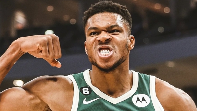 Ο Γιάννης Αντετοκούνμπο καρφώνει και Μαυροπάνος τον... αποθεώνει! (video)