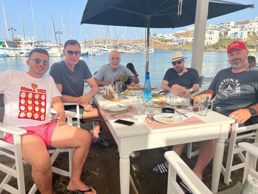 Ο Μπαρτζώκας κάνει διακοπές με τους συνεργάτες του