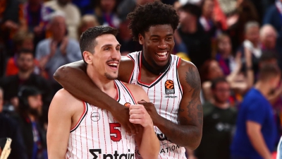 Ο Λαρεντζάκης έκανε ό,τι ξέρει καλύτερα: «Χτύπησε» με... κρύο αίμα, για το break του Ολυμπιακού στην Βαρκελώνη! (video)