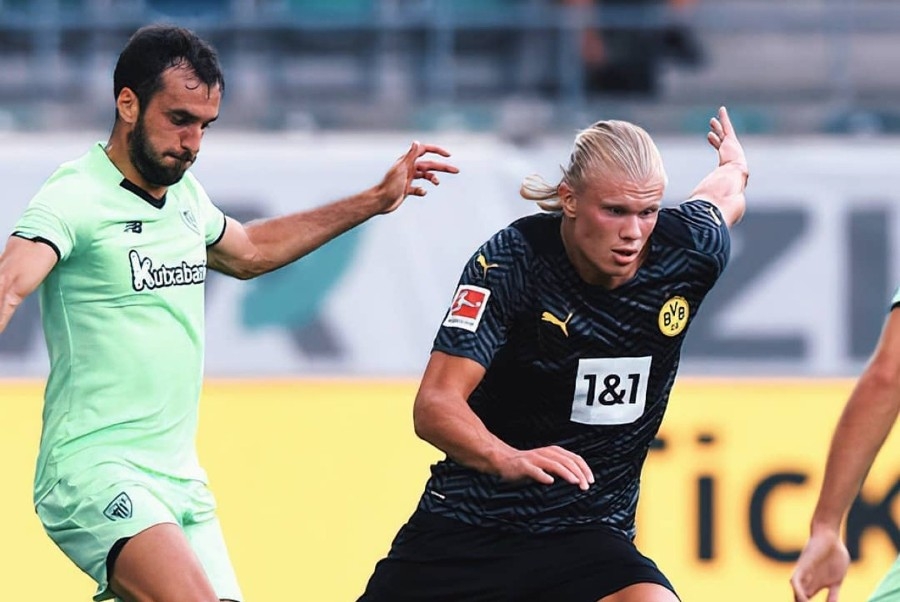 Παιδί διέκοψε φιλικό της Ντόρτμουντ για να πάρει αυτόγραφο από τον Χάαλαντ! (video)