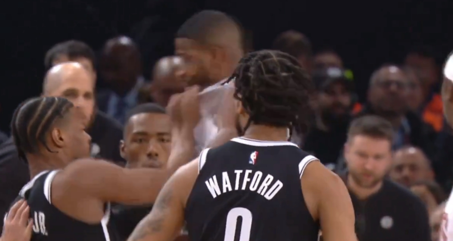 Τελικά, το ΝΒΑ πήγε στο Παρίσι ή το... WWE; «Ρινγκ» το παρκέ, για το Κλάξτον vs Τόμσον! (video)