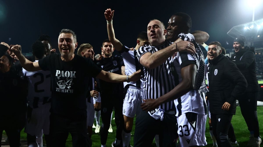 To «κλικ» της βραδιάς στην Τούμπα: Πανηγύρισαν «αγκαλιά» με τον Σαμάτα οι φίλοι του ΠΑΟΚ!