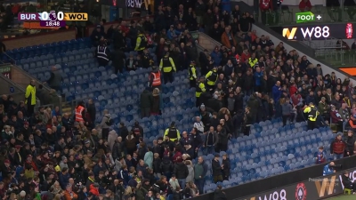 Συμβαίνει και στην Αγγλία: Προβλήματα με την οροφή, τρόμαξε το κοινό και χωρίστηκε στα… δύο!