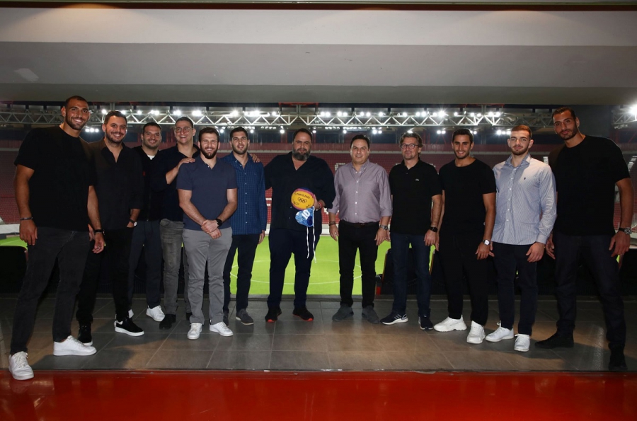 Παρέδωσε το πριμ ο Μαρινάκης στην εθνική ομάδα πόλο: «Θα είμαστε δίπλα σας για την Ελλάδα» (video)