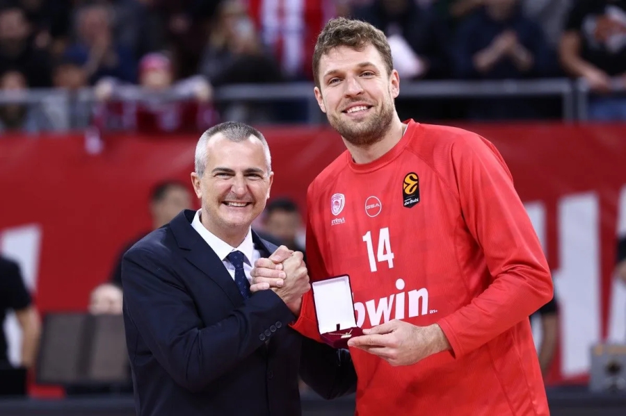 Ολυμπιακός: Η βράβευση Βεζένκοφ από τον Υπουργό Αθλητισμού της Βουλγαρίας!