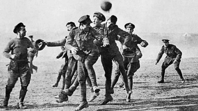 «Η ανακωχή των Χριστουγέννων»: Όταν Βρετανοί και Γερμανοί στρατιώτες άφησαν τα όπλα και έπαιξαν ποδόσφαιρο στα χαρακώματα!