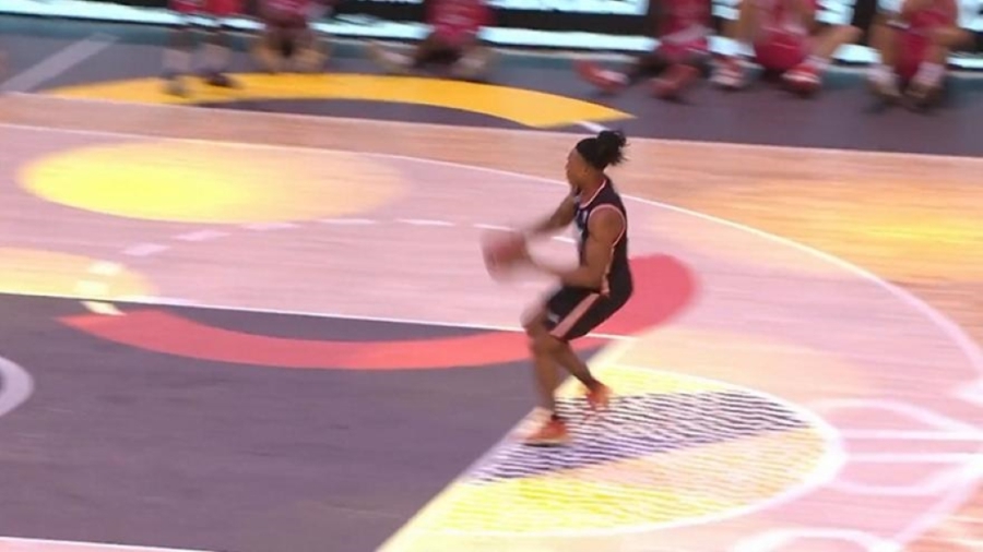 Απίστευτος Πονς: Κάρφωσε από τη γραμμή των... βολών! (video)