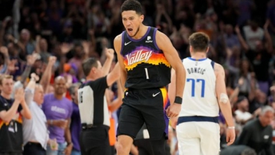 «Σόου» από Μπούκερ-Έιτον και επιβλητικό 3-2 των Σανς επί των Μάβερικς (video)