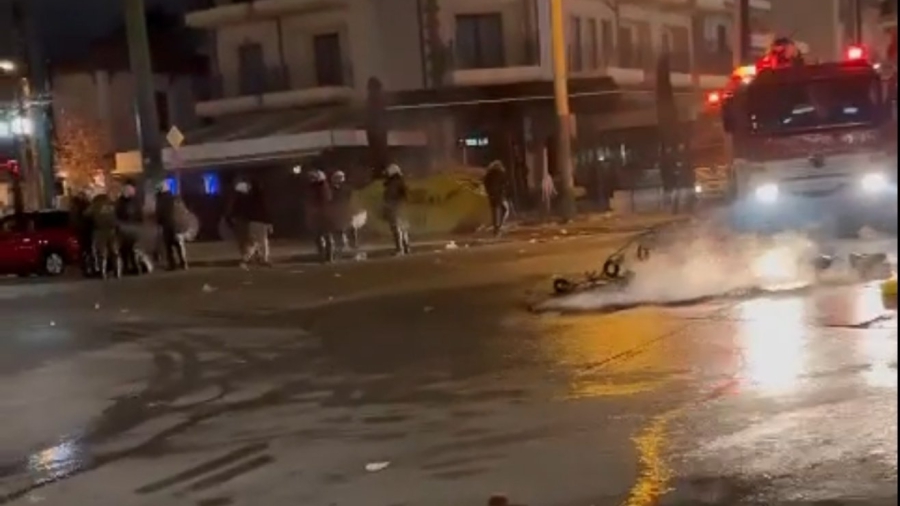 ΑΕΚ - Ολυμπιακός: Έπεσαν δακρυγόνα στη Φιλαδέλφεια - Κόσμος «κρύφθηκε» στα μαγαζιά! (photos)