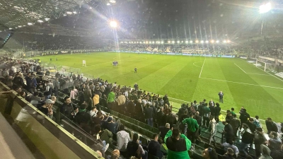 Απίστευτοι οι φίλοι του Παναθηναϊκού: Δεν έφευγαν από τη Λεωφόρο, μέχρι να λήξει το ματς της ΑΕΚ!