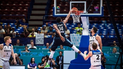 Μπακς: Ο Giannis καρφώνει και εμφανίζεται σε… αγγείο!