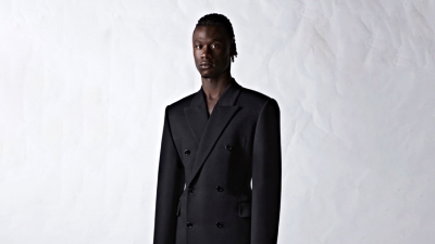 Ο Εντουάρντο Καμαβινγκά πλέον αγωνίζεται και για τη… Balenciaga, γράφοντας έτσι ιστορία! (video)