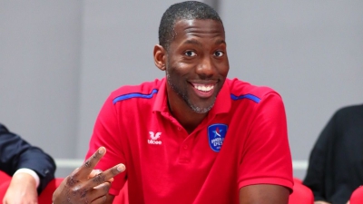 Εφές: Με το... χαμόγελο στα χείλη και με σημάδια από το τροχαίο στα χέρια του, εθεάθη ο Ντάνστον!