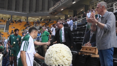 Οι παίκτες του Παναθηναϊκού κατέθεσαν από ένα λευκό τριαντάφυλλο στην θέση του Παύλου Γιαννακόπουλου