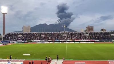 Ιαπωνία: Συνεχίζουν να παίζουν μπάλα απτόητοι, ενώ πίσω τους εκρήγνυται ηφαίστειο! (video)