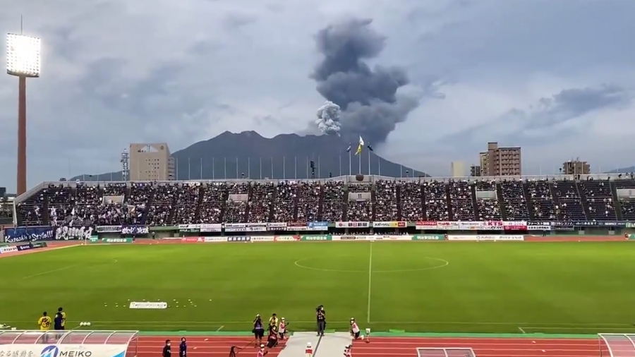 Ιαπωνία: Συνεχίζουν να παίζουν μπάλα απτόητοι, ενώ πίσω τους εκρήγνυται ηφαίστειο! (video)