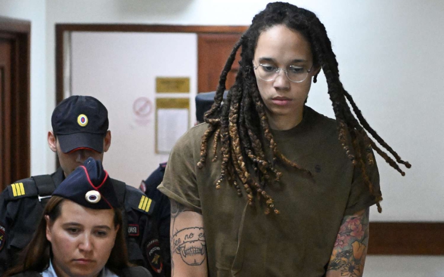 Η Μπρίτνεϊ Γκράινερ αποφυλακίστηκε από την Ρωσία και επιστρέφει στις ΗΠΑ