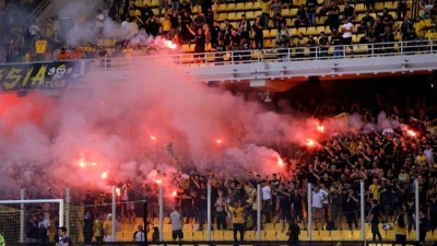 Τα πρώτα συνθήματα και τα καπνογόνα μέσα από την OPAP Arena! (video)