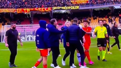 Είσαι προπονητής και θες να απολυθείς; Μην το κάνεις με... κουτουλιά σε αντίπαλο, όπως ο Ρομπέρτο Ντ' Αβέρσα της Λέτσε! (video)