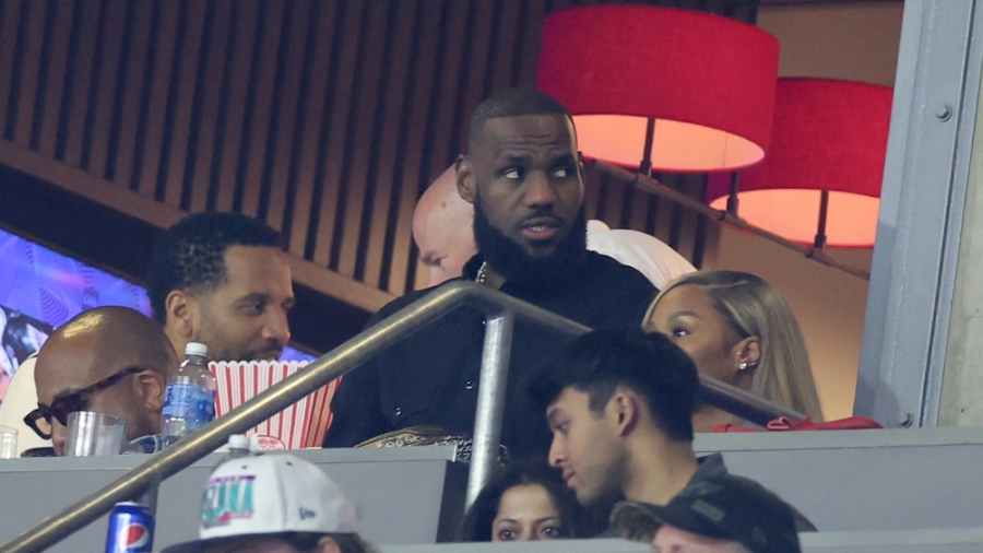 ΛεΜπρον Τζέιμς: Αποδοκιμάστηκε στο Super Bowl και τους έδειξε το στέμμα του! (video)