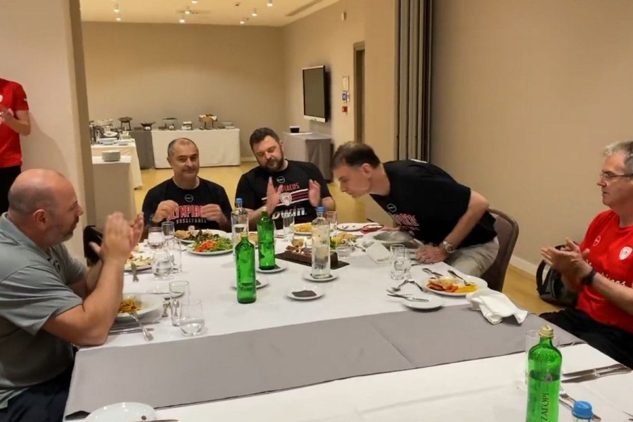 Ολυμπιακός: Τούρτα έκπληξη στον Γιώργο Μπαρτζώκα (video)