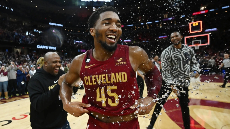 Επικός Ντόνοβαν Μίτσελ, μόλις ο 7ος στην ιστορία του NBA που πετυχαίνει 70+ πόντους! (video)