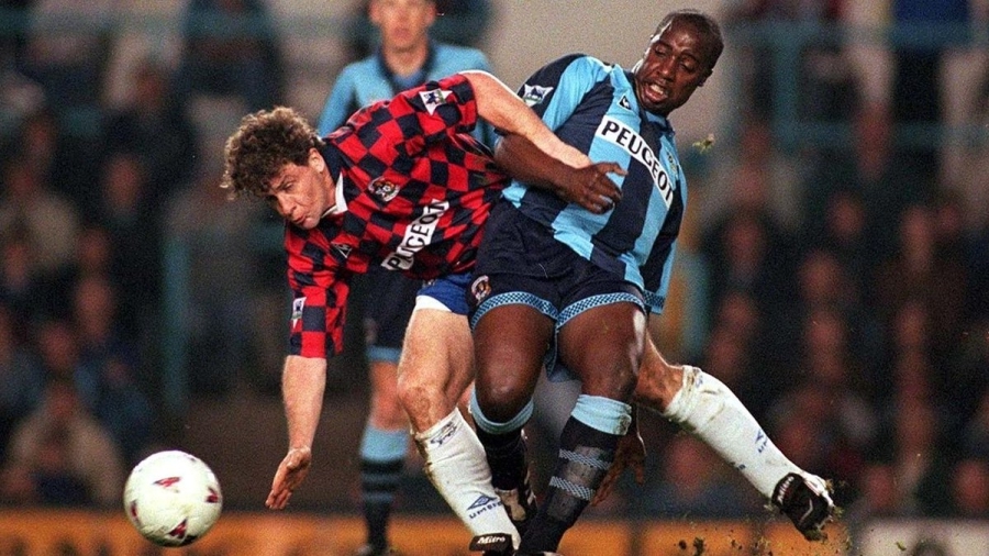 Αντίπαλοι με φανέλες της ίδιας ομάδας; Κι όμως, δεν έγινε στο τοπικό της Ελλάδας, αλλά στην Premier League! (video)