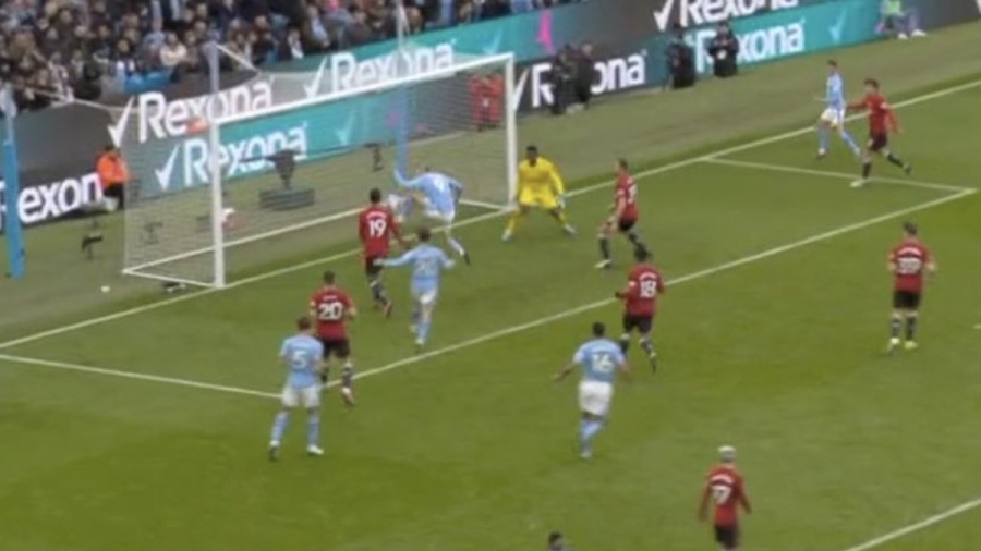 Η ευκαιρία της σεζόν; Πώς γίνεται να χάθηκε αυτό το γκολ από τον Χάαλαντ στο Σίτι - Γιουνάιτεντ; (video)