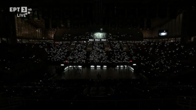 «Μαγική» ατμόσφαιρα στο ΟΑΚΑ: Τα πάντα… σκοτείνιασαν, αλλά οι φίλαθλοι φρόντισαν να το φωτίσουν! (video)